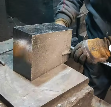 China Factory Price Magnesite Carbon Brick High Quality Iron Melting Furnace Stocked Refractory Magnesia Carbon Bricks